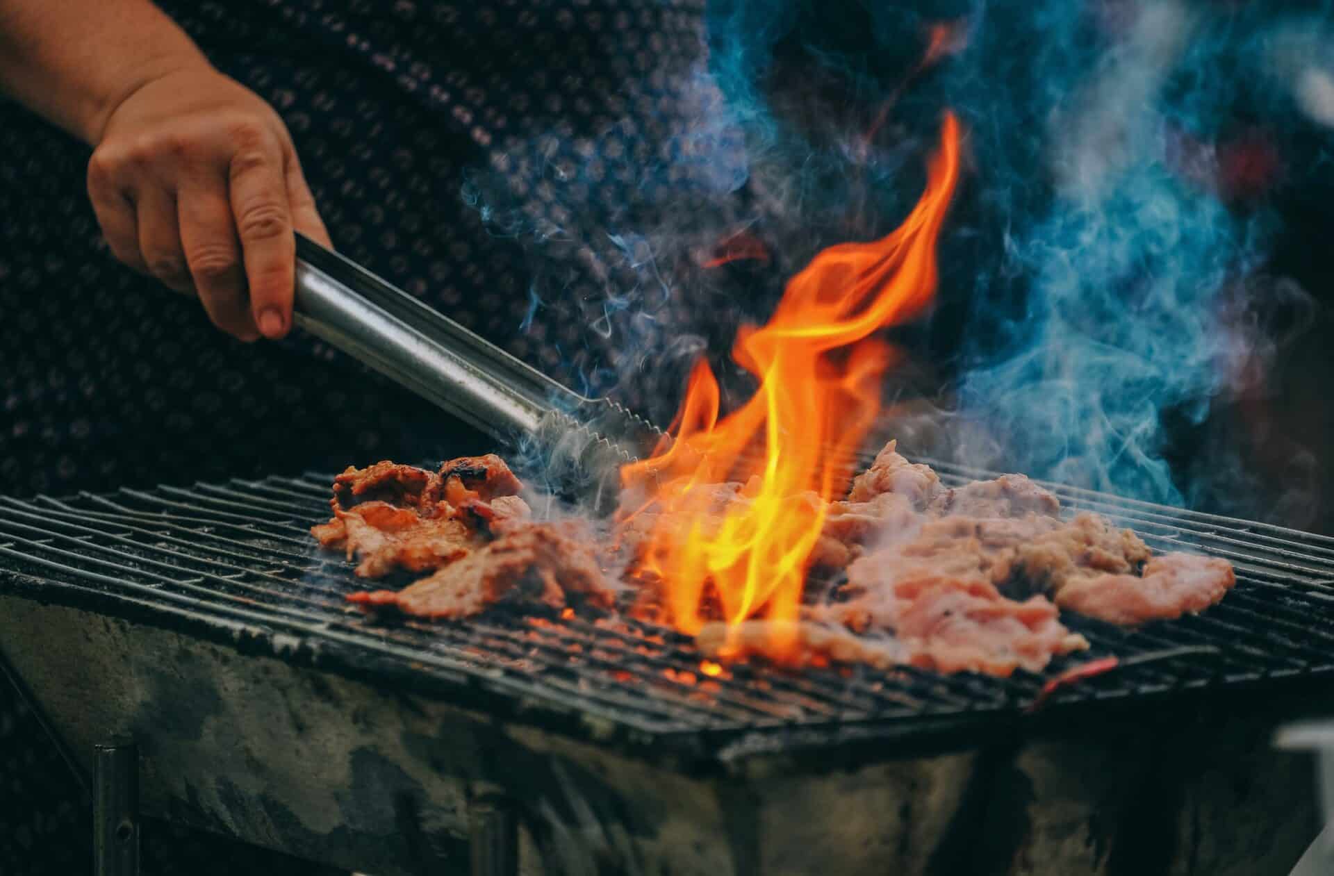 Comment faire un bon barbecue au charbon de bois : 9 conseils pour