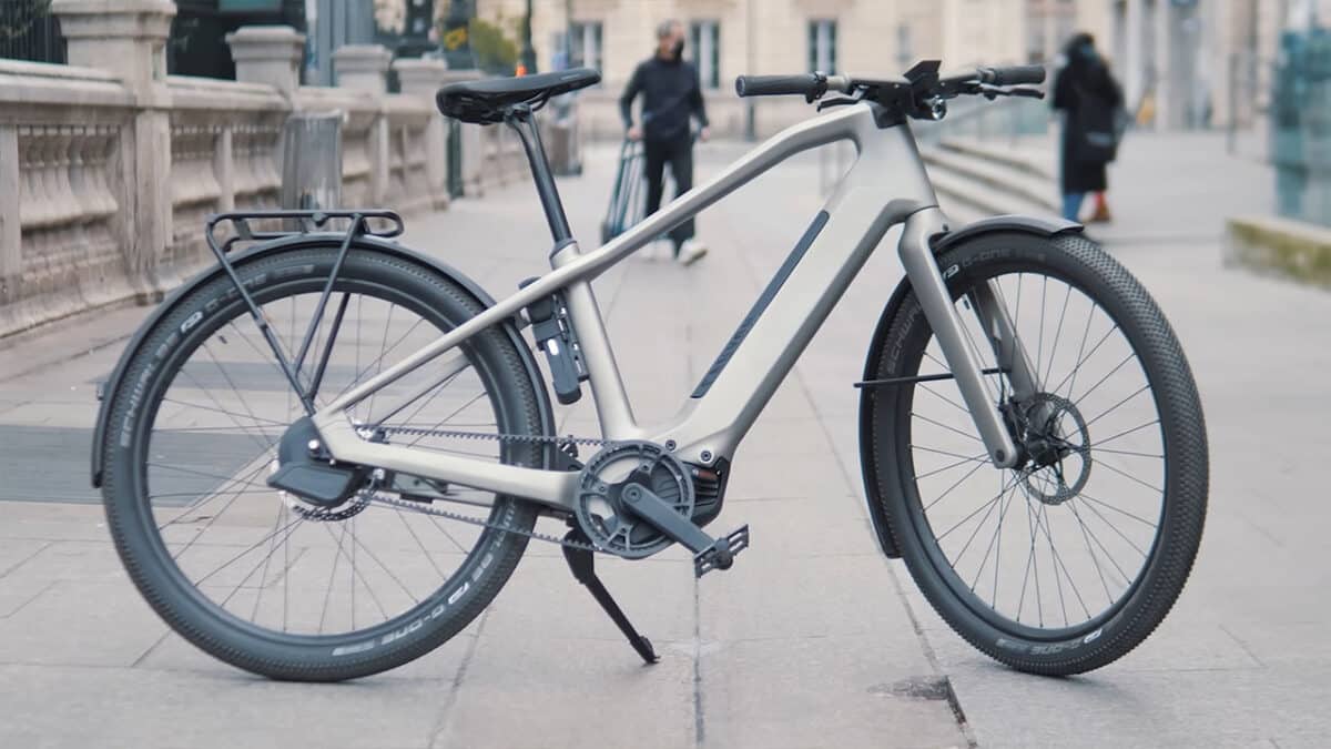 Vélo électrique garé en ville