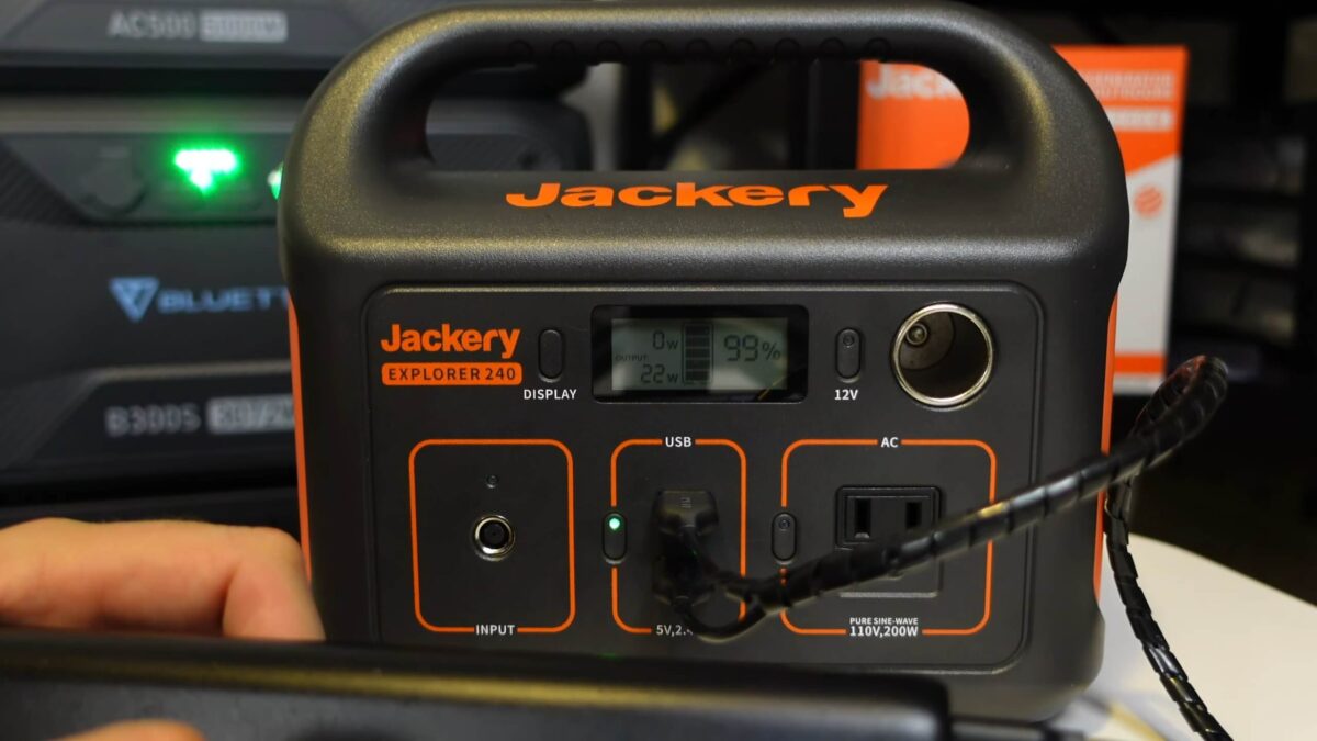 Jackery Explorer 240 - écran et prises