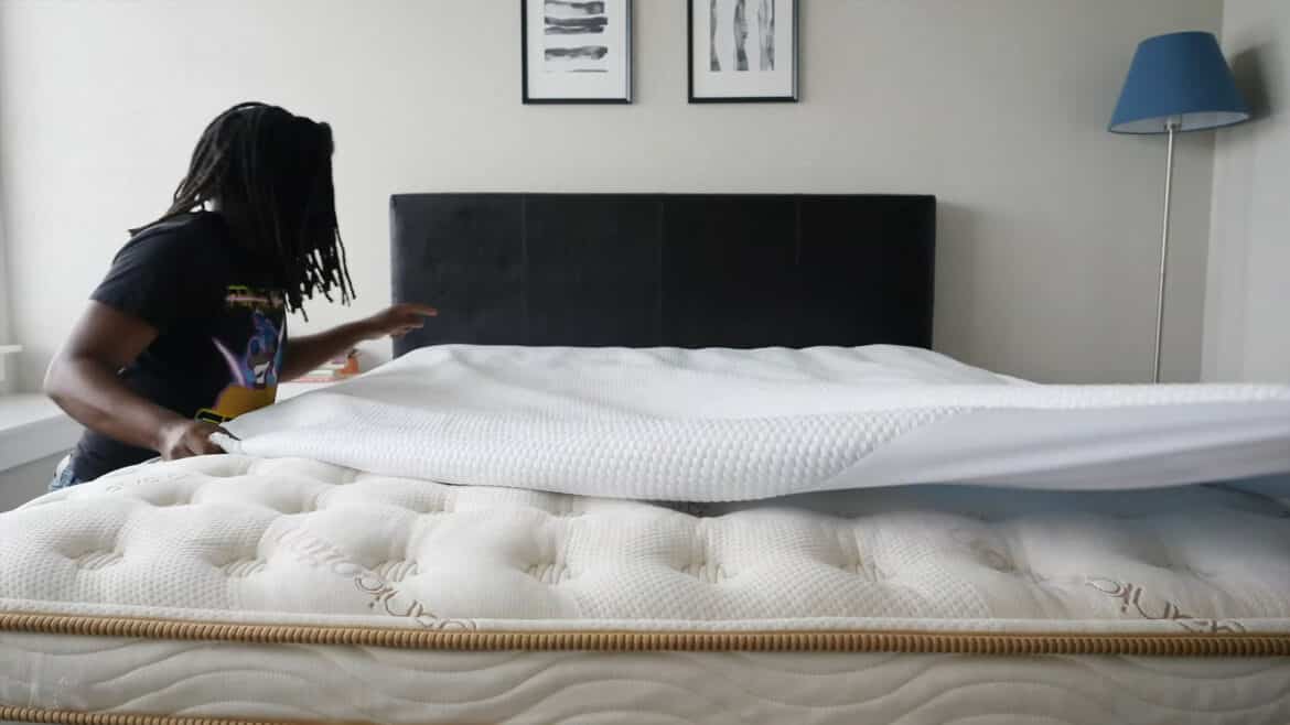 Pose de protège matelas
