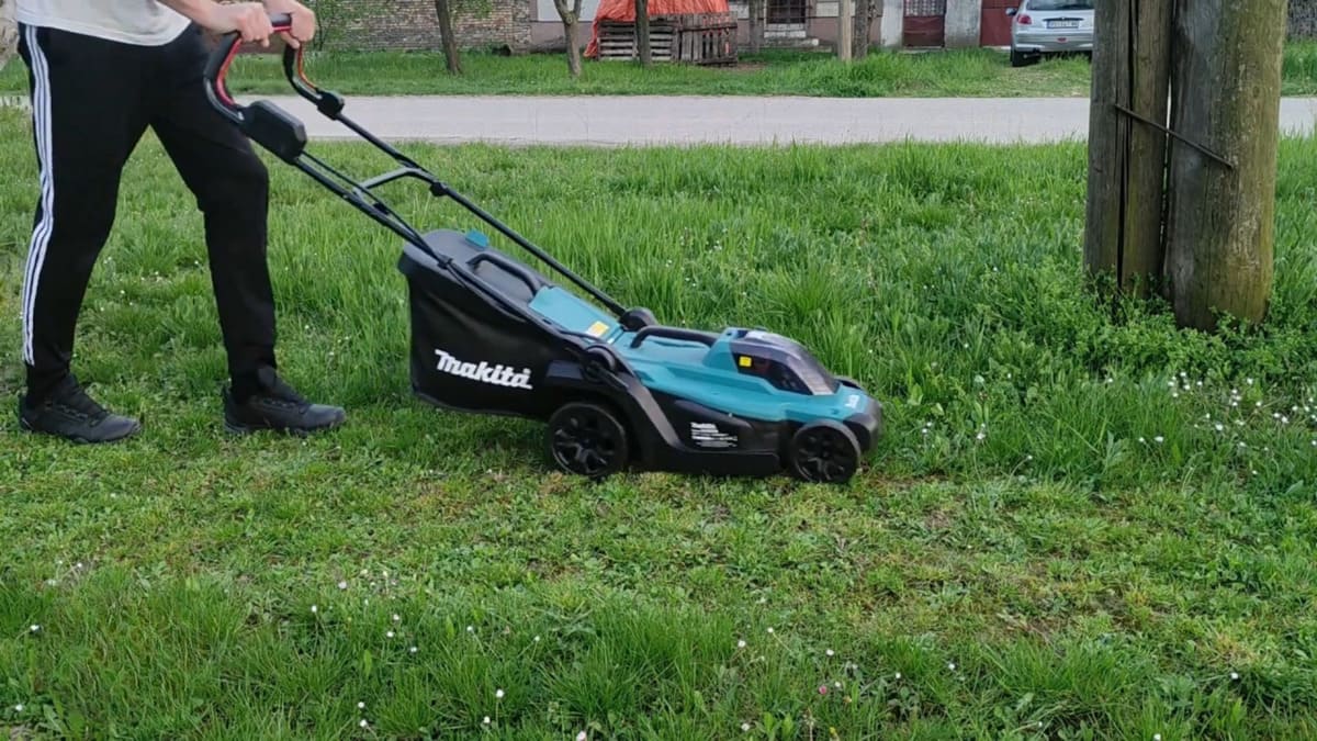 Makita DLM330Z - test achetezlemeilleur