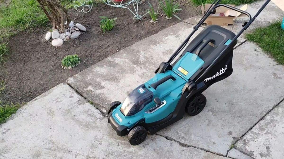 Makita DLM330Z - test achetezlemeilleur